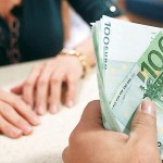 Στα μπαούλα κρύβουν τα λεφτά τους Έλληνες και Κύπριοι – Πόσο μειώθηκαν οι καταθέσεις