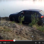 VIDEO. Ο Βλάκας του μήνα : Porsche Cayenne κολλά στις λάσπες και …διαλυεται
