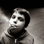 Το παθητικό κάπνισμα προκαλεί μη αναστρέψιμη βλάβη στις αρτηρίες των παιδιών