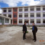 Καρυπίδης-Αδαμόπουλος στο εγκαταλελειμμένο κτήριο της Πανεπιστημιακής Σχολής Καστοριάς.