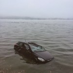 Καστοριά :Αυτοκίνητο που οδηγούσε νεαρή κοπέλα έπεσε μέσα στην λίμνη τα ξημερώματα