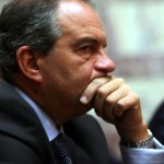 Ένταλμα σύλληψης για την κατασκοπεία εναντίον Καραμανλή