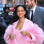 Η Rihanna στους δρόμους της Νέας Υόρκης με ροζ γούνα