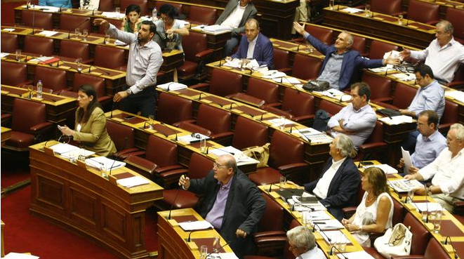 Γαλλικός Τύπος για ψήφιση του τρίτου Μνημονίου: Η νύχτα ήταν ατέλειωτη για τους 300 Έλληνες βουλευτές