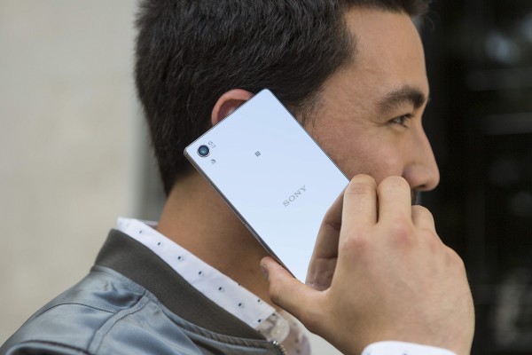 Xperia_Z5_Premium_Lifestyle_CHROME_DESIGN
