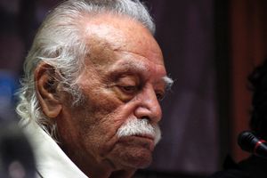 glezos567.jpg