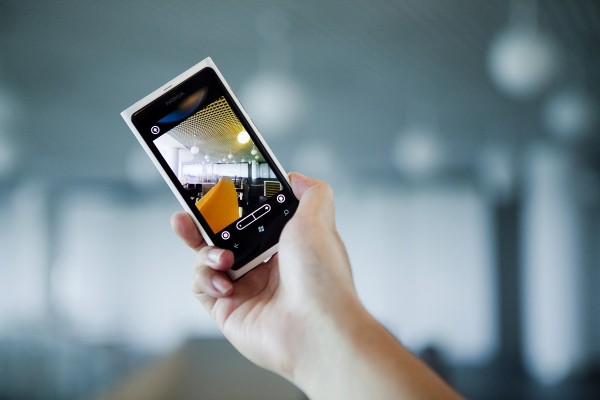 nokia-lumia-800-white-lifestyle-photo-of-interior-600x400.jpg