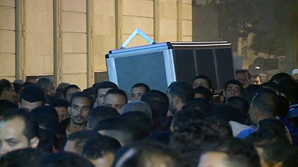 Αίγυπτος: Θρήνος στην κηδεία ενός εκ των θυμάτων στις επιθέσεις στο Παρίσι