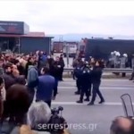 ΔΕΙΤΕ τι έγινε στις Σέρρες όταν τα ματ αποφάσισαν να μην επιτρέψουν στους αγρότες να προχωρήσουν