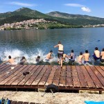 Πάει για…μόδα το μπάνιο στη λίμνη της Καστοριάς