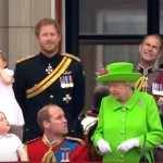 Απίστευτη σκηνή: Η Βασίλισσα Ελισάβετ σκουντάει τον William για να σηκωθεί από τη θέση του