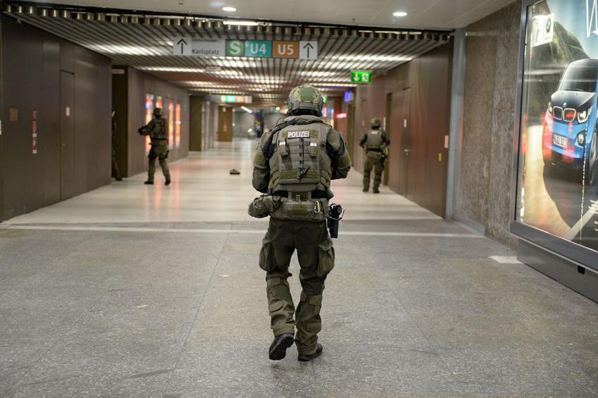 epa05437069 Special police secures the area in the underground station Karlsplatz (Stachus) after a shootout in Munich, Germany, 22 July 2016. Several people were reported dead by the police and several more injured after a shooting in the Olympia shopping centre in Munich.  EPA/ANDREAS GEBERT