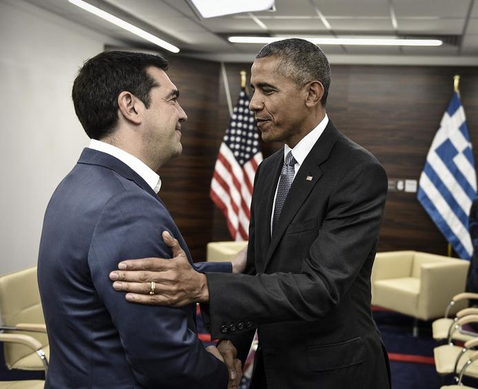 (Ξένη δημοσίευση) Ο πρωθυπουργός Αλέξης Τσίπρας (Α) σε χειραψία με τον πρόεδρο των ΗΠΑ Μπαράκ Ομπάμα (Δ) σε συνάντηση που είχαν, στο πλαίσιο της δεύτερης ημέρας της Σύνοδου Κορυφής του ΝΑΤΟ που πραγματοποιείται στη Βαρσοβία, το Σάββατο 9 Ιουλίου 2016. ΑΠΕ-ΜΠΕ/ΓΡΑΦΕΙΟ ΤΥΠΟΥ ΠΡΩΘΥΠΟΥΡΓΟΥ/Andrea Bonetti