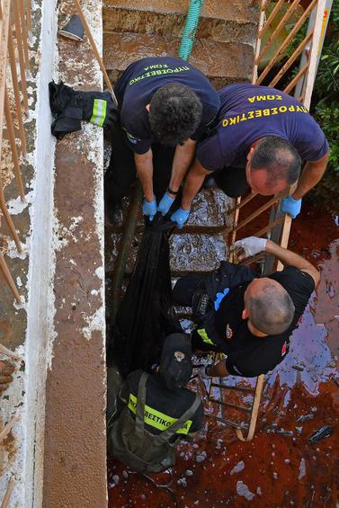 Πυροσβέστες μεταφέρουν την σορό μιας ηλικιωμένης που βρέθηκε πνιγμένη σε υπόγειο σπιτιού στην Καλαμάτα από την θεομηνία που έπληξε την πόλη, Τετάρτη 7 Σεπτεμβρίου 2016. Σοβαρά προβλήματα και πολλές καταστροφές στην Καλαμάτα έχει προκαλέσει η έντονη βροχόπτωση που πλήττει από χθες την ευρύτερη περιοχή της Μεσσηνίας. ΑΠΕ-ΜΠΕ/ΑΠΕ-ΜΠΕ/ΝΙΚΗΤΑΣ ΚΩΤΣΙΑΡΗΣ