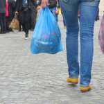 «Φόρος» έως 0,10 ευρώ για τη χρήση πλαστικής σακούλας