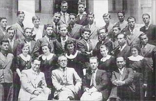 Ο Γυμνασιάρχης Χρίστος Γεωργίου, στο μέσον της 1ης σειράς, μεταξύ καθηγητών και  μαθητών του Γυμνασίου Καστοριάς, σχ. έτ. 1937-8.
