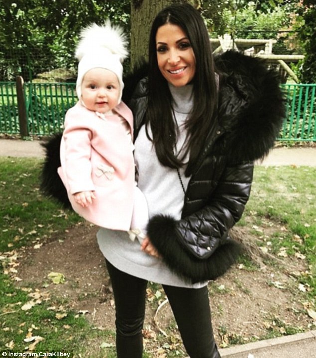H Πρώην TOWIE star, Cara Kilbey φορώντας ένα feather down jacket της Popski London με κουκούλα και cuffs από raccoon.