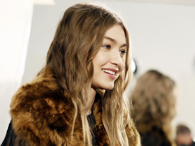 Ο Fendi έστειλε μια σειρά απο εκκεντρικά looks στο catwalk του Milan Fashion Week στις 23 Φεβρουαρίου 2017.  Ο Karl Lagerfeld, Creative Director, έπαιξε με διάφορα μοτίβα, έντονες δόσεις των κύριων χρωμάτων, υφές και φυσικά γούνα.  Στην φωτογραφία το μοντέλο Gigi Hadid ποζάρει στο backstage πριν το show.