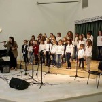 Καστοριά: Τα μικρά τραγουδούν με τους γονείς τους