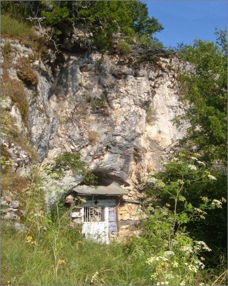 Η θύρα εισόδου στο σπηλαιώδη ναό της Αγίας Τριάδος Γέρμα