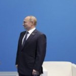 Ισχυρή “χημεία” μεταξύ Τραμπ και Πούτιν – Ξεχάστηκαν συζητώντας – Μπήκε η Μελάνια και τους είπε να “τελειώνουν”