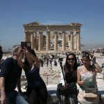 Όλο και λιγότερα ξοδεύουν οι τουρίστες στην Ελλάδα