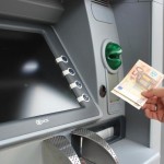 «Γενναία» χαλάρωση των capital controls: Στις 5.000 ευρώ αυξάνεται το όριο αναλήψεων