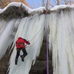 Καστοριά: Αναρρίχηση σε πάγο καταρράχτη από τα μέλη του ΣΟΔΚ
