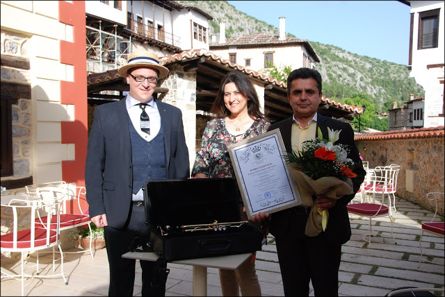 Ο πρόεδρος της Ακαδημίας κ. Ιωάννης-Κωνσταντίνος Τσακιρίδης, μαζί με τον κ. Ζήση Τζηκαλάγια, μετά της συζύγου του, στον αύλειο χώρο του Ξενώνα «Αρχοντικό Ωρολογόπουλου», με το «Βραβείο Φιλομουσίας» της Ακαδημίας Γραμμάτων και Τεχνών Καστοριάς «Θωμάς Μανδακάσης» και το μουσικό όργανο της δωρεάς του για την υποστήριξη του Τμήματος Φιλαρμονικής της Ακαδημίας και του Δήμου Καστοριάς.