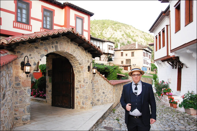 Ο πρόεδρος της Ακαδημίας κ. Ιωάννης-Κωνσταντίνος Τσακιρίδης, έξωθεν του Αρχοντικού Ωρολογόπουλου, στο γραφικό καλντερίμι της παραδοσιακής συνοικίας Ντολτσό.