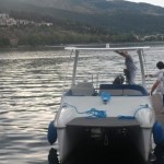 Κρουαζιέρα με το ηλιακό καραβάκι «Κάρανος» στη λίμνη της Καστοριάς