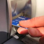«Χρυσές δουλειές» κάνουν οι τράπεζες με τις κάρτες