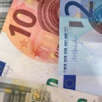 Στο φως νέα έκθεση – Η Ελλάδα εντοπίζει το ξέπλυμα χρήματος, αλλά δεν το τιμωρεί