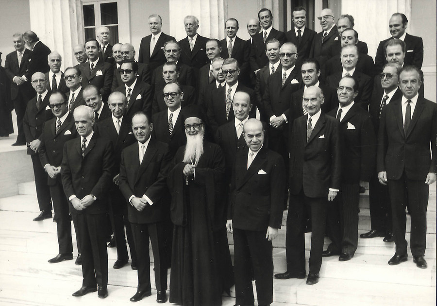 Ο Σπύρος Μαρκεζίνης (πρώτος από δεξιά) λίγο μετά την ορκωμοσία του στις 9 Οκτωβρίου 1973 έξω από το Πολιτικό Γραφείο, στη Βουλή, με τον τότε Αρχιεπίσκοπο Ιερώνυμο, τον δικτάτορα Γεώργιο Παπαδόπουλο (τρίτο από δεξιά) ως Πρόεδρο της Δημοκρατίας και τον Οδυσσέα Αγγελή (τέταρτο από δεξιά) ως αντιπρόεδρο της Δημοκρατίας