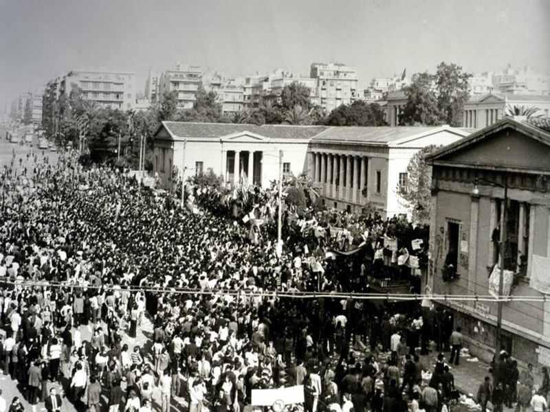 Εκτός από τους μεμονωμένους πολίτες είχαν αρχίσει να κατεβαίνουν στο κέντρο της Αθήνας, σωματεία και επαγγελματικές οργανώσεις, μαζί και κάποιοι οικοδόμοι, φαινόμενο πρωτόγνωρο στα χρόνια της δικτατορίας.