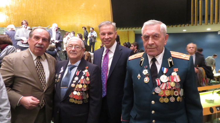 Με τους Ρώσους και τους Ουκρανούς αντιπροσώπους στη Γενική Συνέλευση.