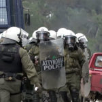 Άνδρες των ΜΑΤ σπάνε αυτοκίνητα κατοίκων στη Λέσβο! Βίντεο