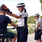Αστυνομικοί – ποδηλάτες Καστοριάς: Μαθαίνουμε στα παιδιά να φοράνε κράνος
