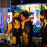 Κορονοϊός νέα μέτρα: Μάσκες σε όλους τους κλειστούς χώρους εξετάζει η κυβέρνηση