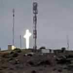 Μανιάκοι: Ύψωσαν τεράστιο σταυρό στο Μαύρο Βουνό (φωτογραφίες – βίντεο)