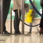 ΟΤΟΕ: Εθελούσιες και κλείσιμο τραπεζών σε όλη την χώρα φέρνουν ακόμη μεγαλύτερες ουρές πελατών εν μέσω ραγδαίας αύξησης του Κορονοϊού