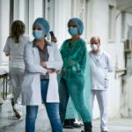 Μήνυση κατά της κυβέρνησης για τη διαχείριση της πανδημίας καταθέτουν οι νοσοκομειακοί γιατροί