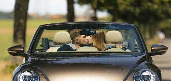 couple-kissing-in-convertible-car-on-a-country-road-GUSF01410
