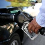 Ακρίβεια: Σε ιστορικό ρεκόρ η βενζίνη – Επιβεβαιώνει τα σενάρια για ΦΠΑ ο Σταϊκούρας