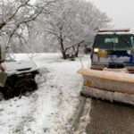 Φορτηγάκι βγήκε από τον χιονισμένο δρόμο στην Οινόη