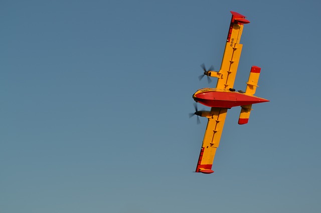 canadair-firefighting-plane-3624209_640