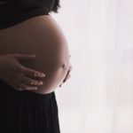 CDC: Ασφαλή τα εμβόλια κατά του κορονοϊού για τις εγκύους – Δεν αυξάνουν τον κίνδυνο αποβολής