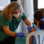 Βρετανία: Κατά του εμβολιασμού υγιών παιδιών 12-15 ετών η σύσταση των συμβούλων εμβολιασμών