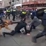 Αστυνομικοί με γκλόμπ και σκυλιά της αστυνομίας κατά πολιτών που διαδηλώνουν για τα μέτρα στην Ολλανδία