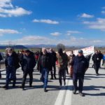 Καστοριά – Έκλεισαν με τα σώματα τους την Εγνατία για μια ώρα οι αγρότες